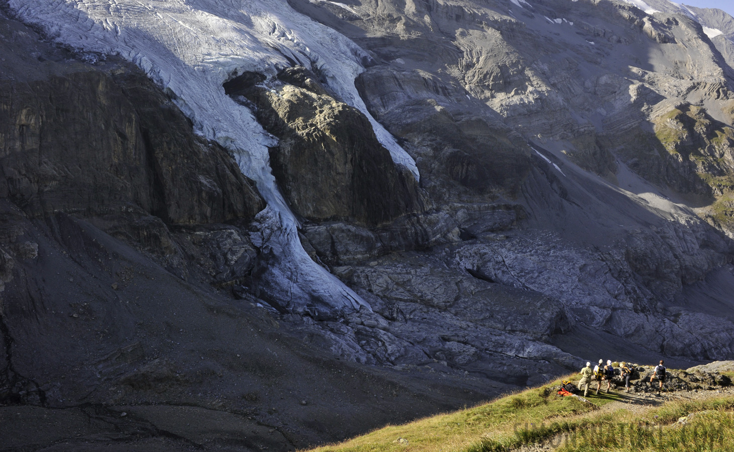 Der Gletscher "fliesst" über die Kante am Berg 